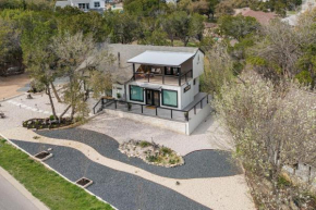 Lago Vista Home with Putting Green, Pool, and Jacuzzi